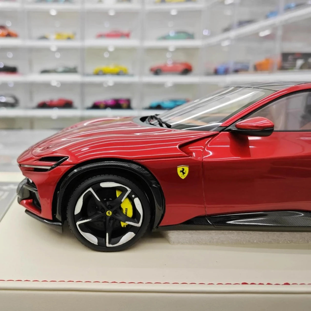 AT Ferrari 2023 Purosangue Magenta 1:18 – Collectible Resin Model Resin