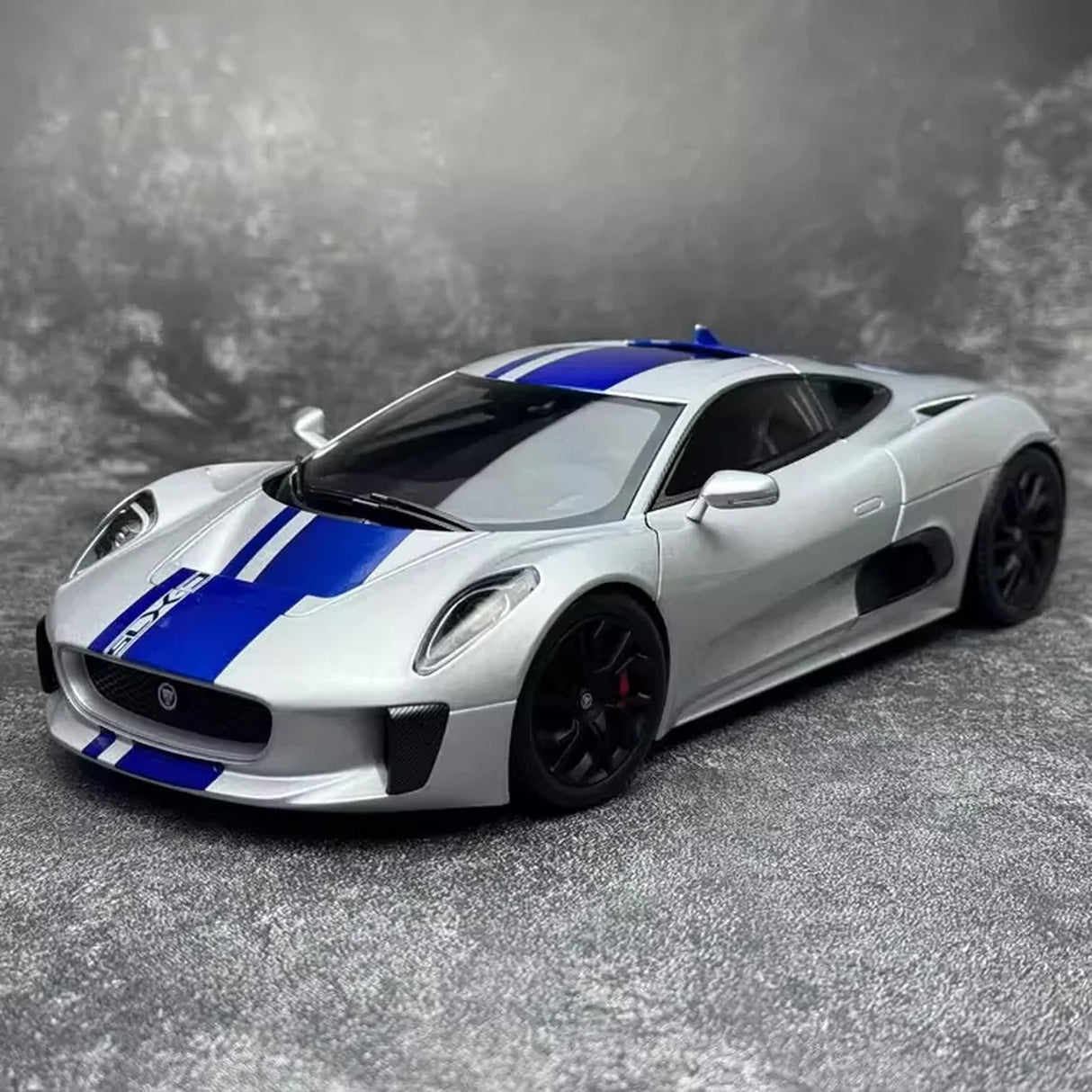 Almost Real Jaguar 2010 C-X75 Silver 1:18 – samlarobjekt i gjutna modeller