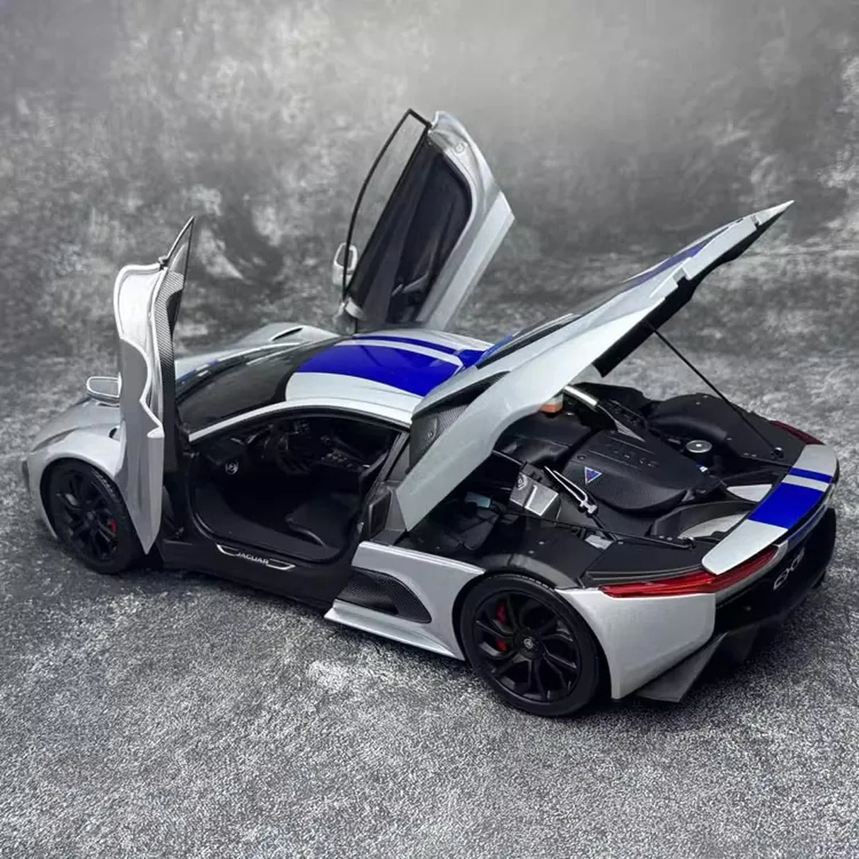 Almost Real Jaguar 2010 C-X75 Silver 1:18 – samlarobjekt i gjutna modeller