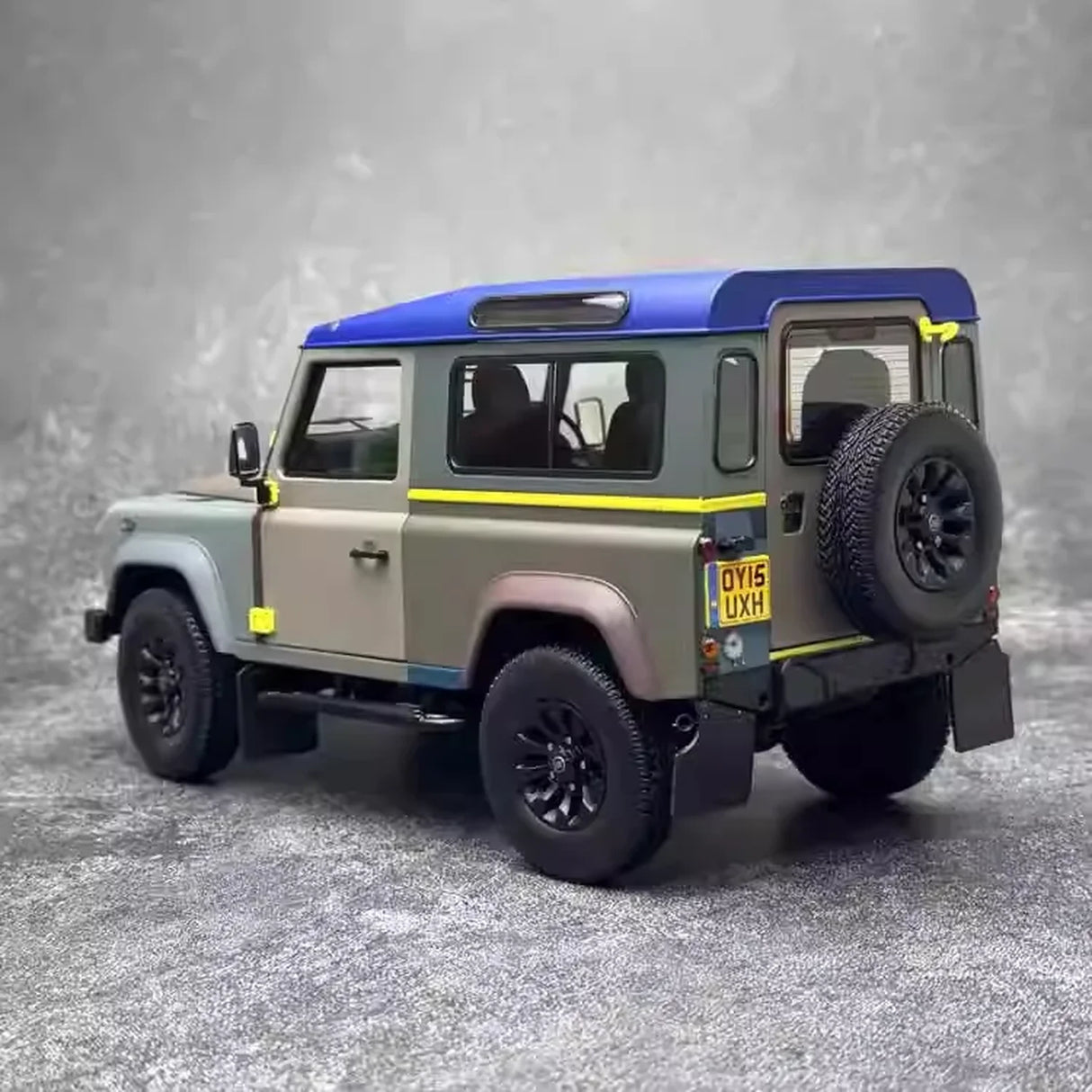 Almost Real Land Rover 2015 Defender Edycja 1:18 Paula Smitha z lat 90 – Kolekcjonerski model odlewany