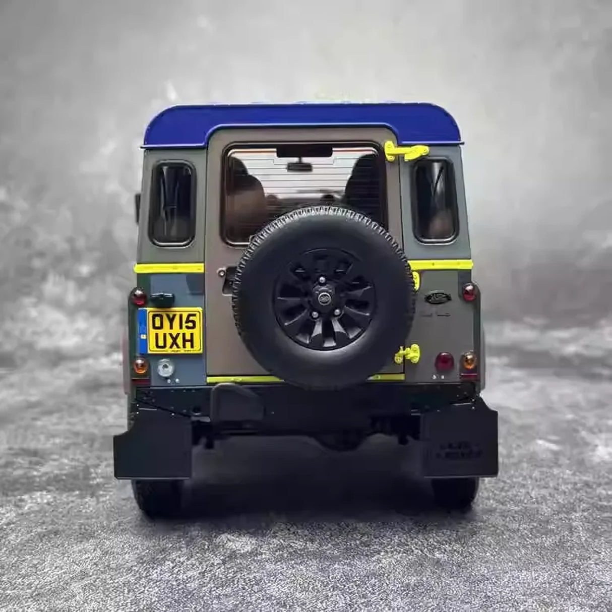 Almost Real Land Rover 2015 Defender Edycja 1:18 Paula Smitha z lat 90 – Kolekcjonerski model odlewany