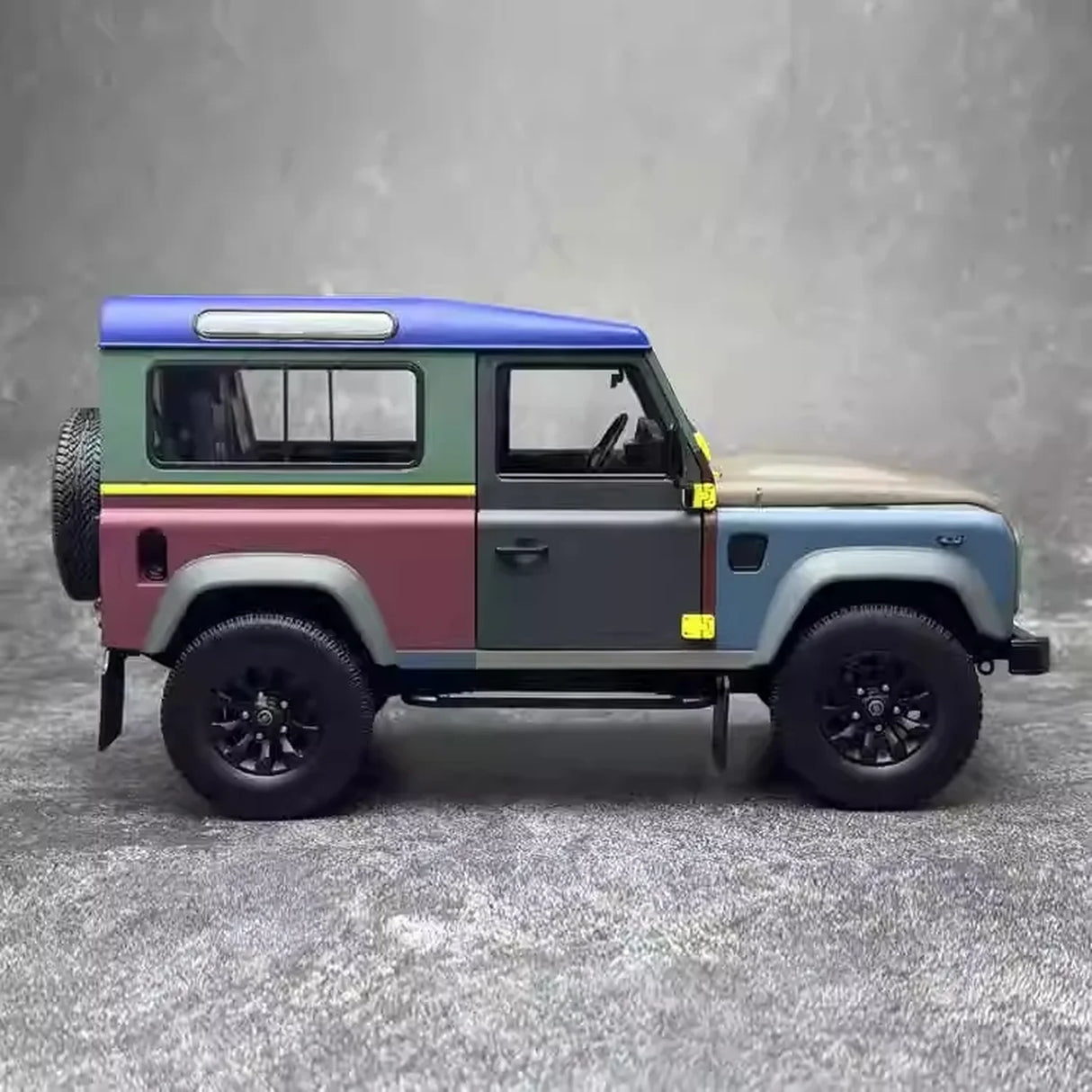 Almost Real Land Rover 2015 Defender Edycja 1:18 Paula Smitha z lat 90 – Kolekcjonerski model odlewany