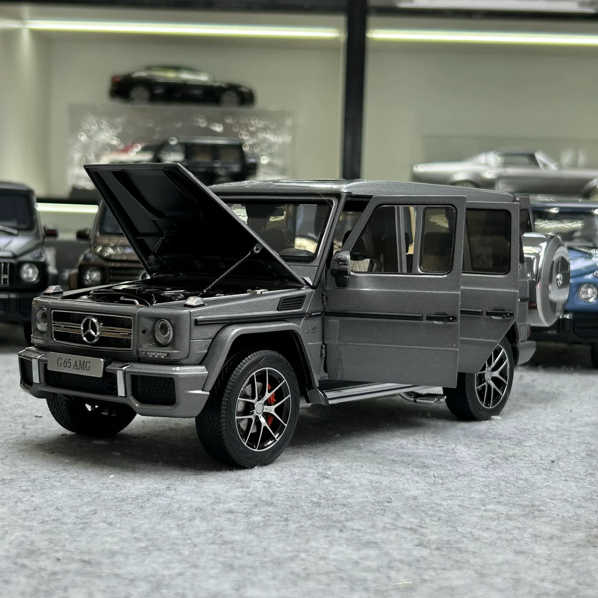 Almost Real Mercedes-AMG 2015 G 63 W463 1:18 الرمادي العربي – نموذج معدني قابل للجمع مصبوب.