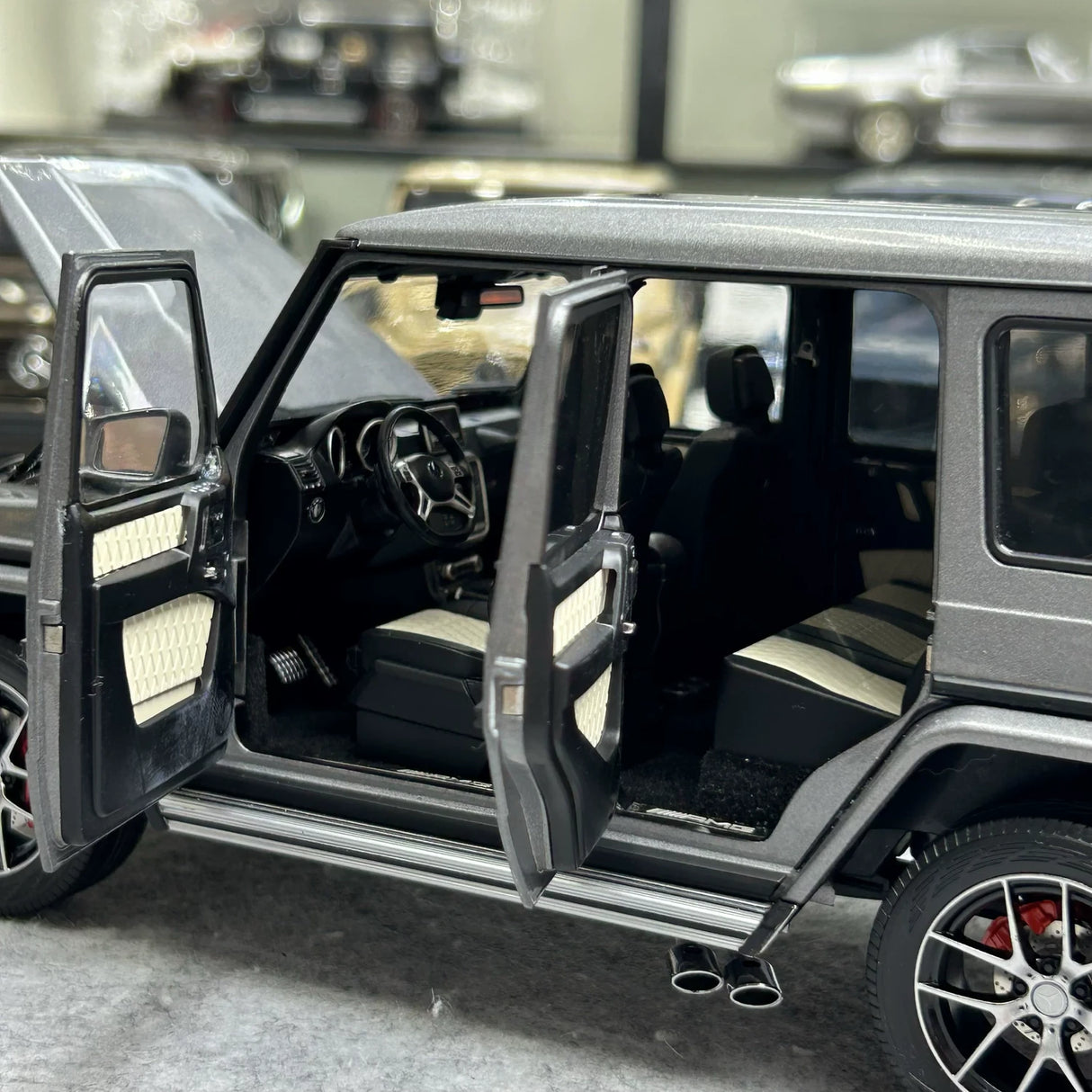 Almost Real Mercedes-AMG 2015 G 63 W463 1:18 الرمادي العربي – نموذج معدني قابل للجمع مصبوب.