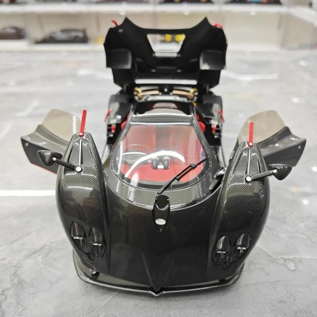 Almost Real Pagani 2005 Zonda F Black 1:18 – Kolekcjonerski model odlewany z odlewu