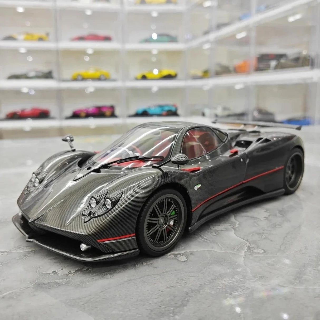 Almost Real Pagani 2005 Zonda F Black 1:18 – Kolekcjonerski model odlewany z odlewu