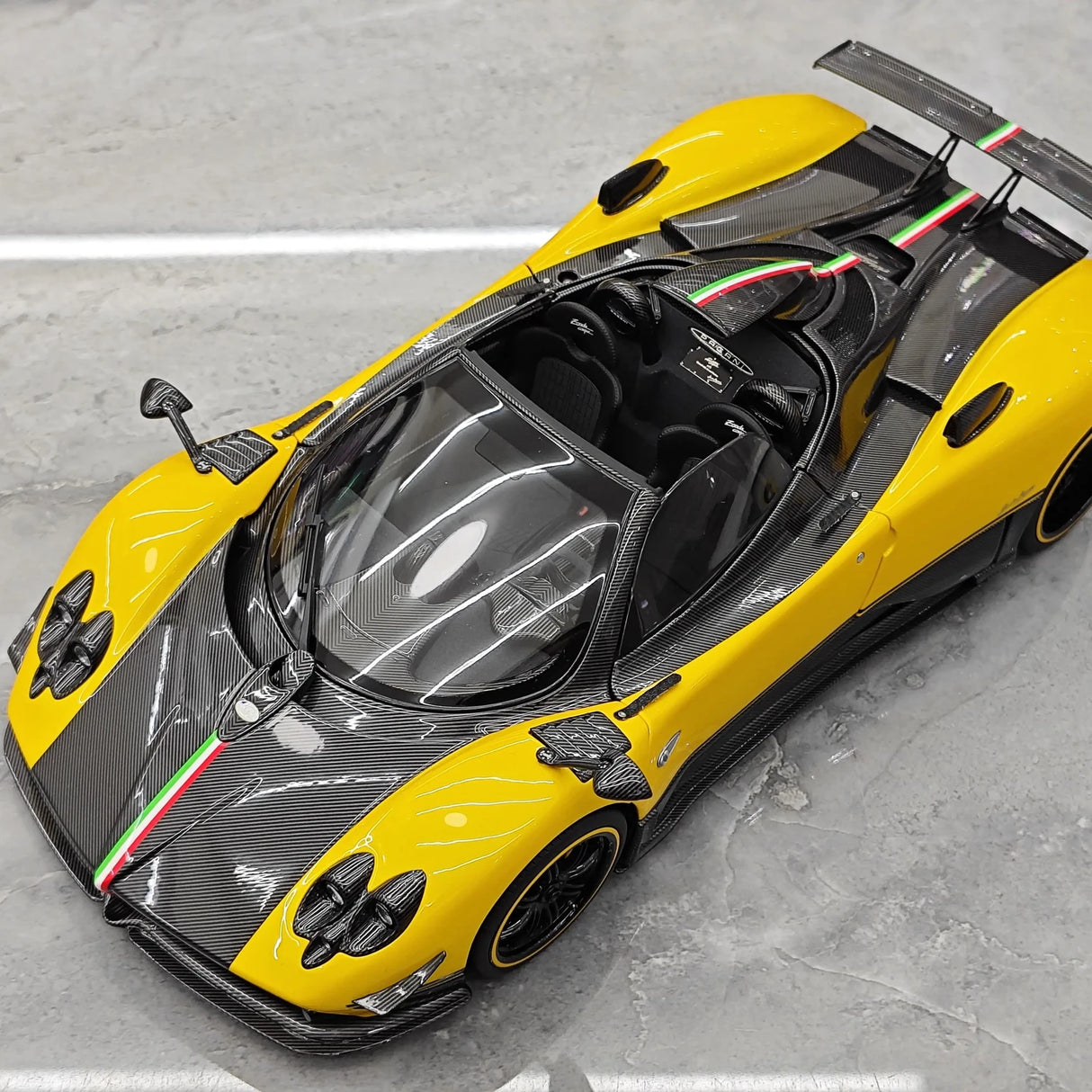 Almost Real Pagani 2009 Zonda Cinque Roadster Yellow 1:18 – Modello da collezione in pressofuso