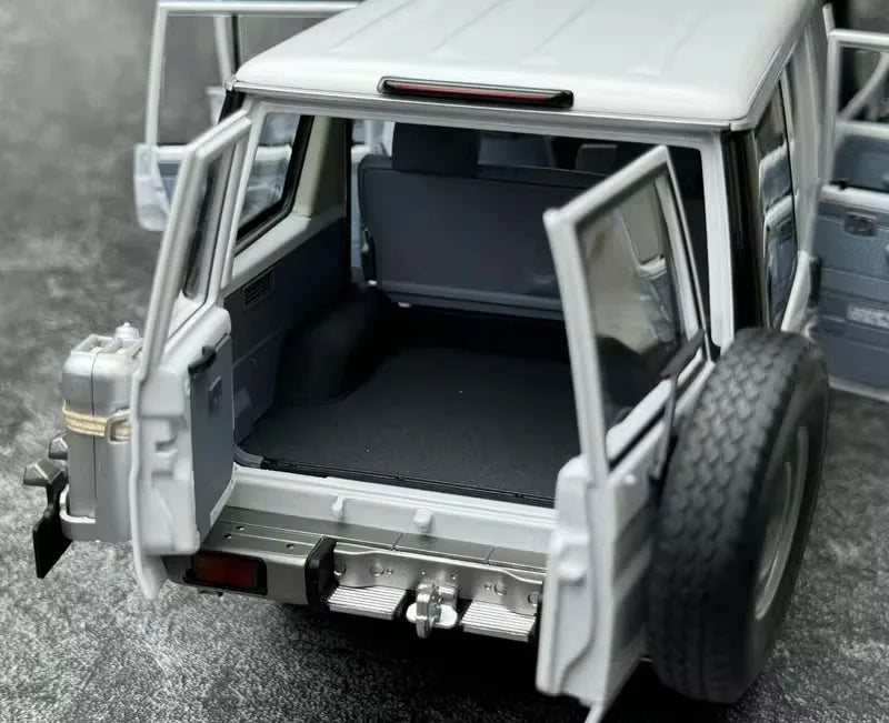 Almost Real Toyota 2017 Land Cruiser Seria 76 White 1:18 – Kolekcjonerski model odlewany