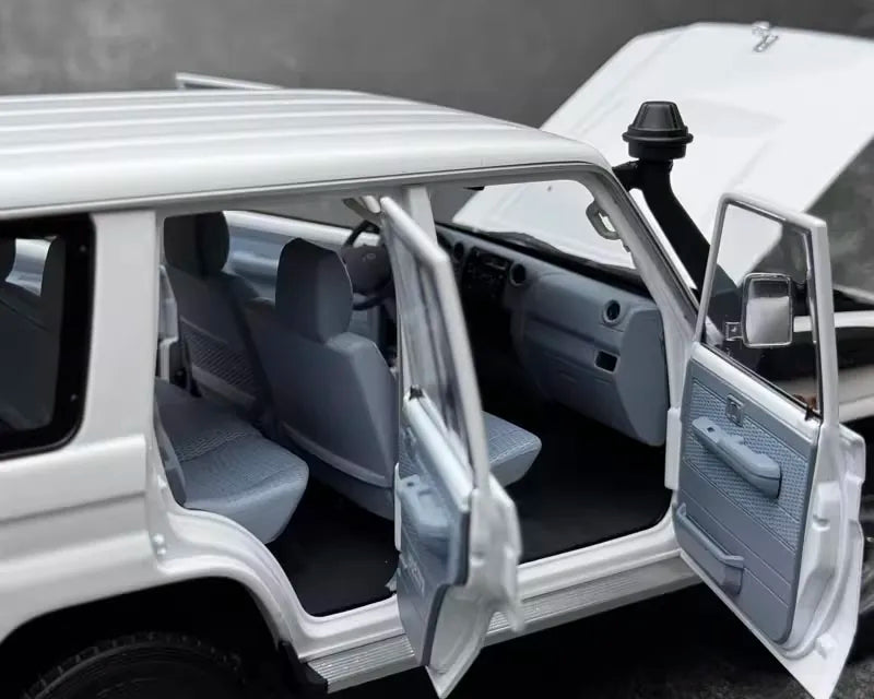 Almost Real Toyota 2017 Land Cruiser Seria 76 White 1:18 – Kolekcjonerski model odlewany