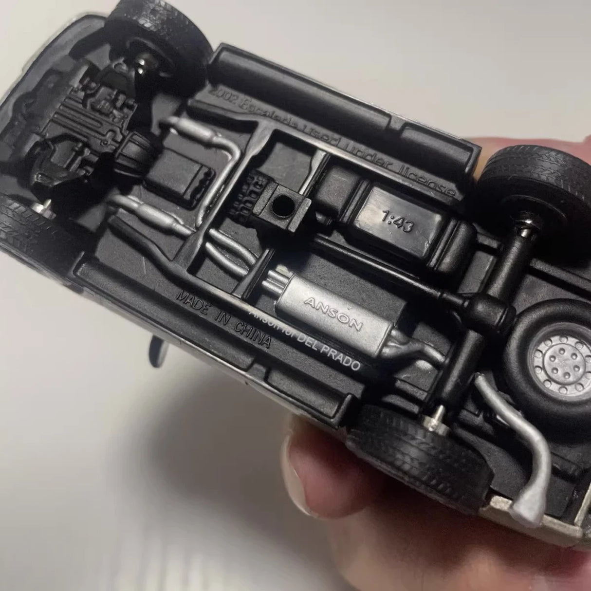 Anson Cadillac 2002 Escalade Gray 1:43 – Kolekcjonarski model odlewany