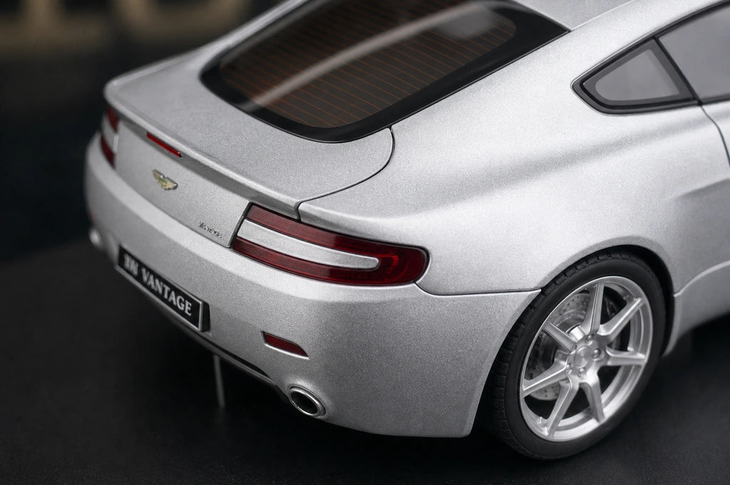 AutoArt Aston Martin 2005 V8 Vantage Silver 1:18 – Collectible Diecast Model Die-Cast