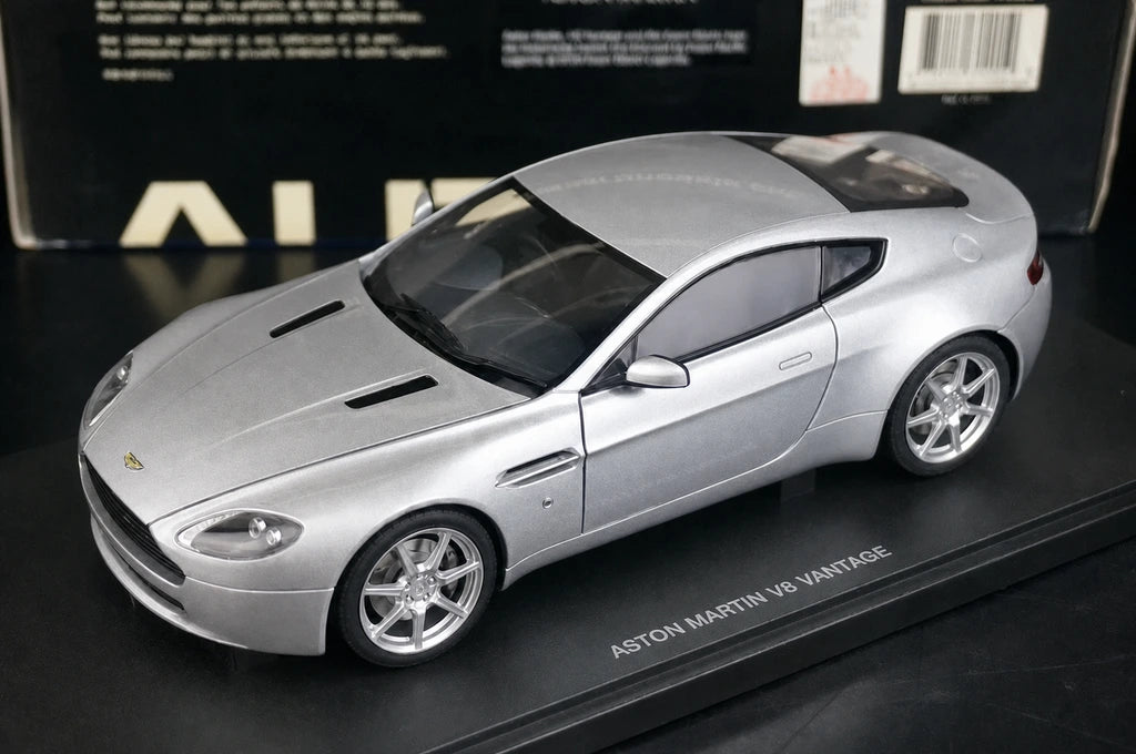 AutoArt Aston Martin 2005 V8 Vantage Silver 1:18 – Collectible Diecast Model Die-Cast