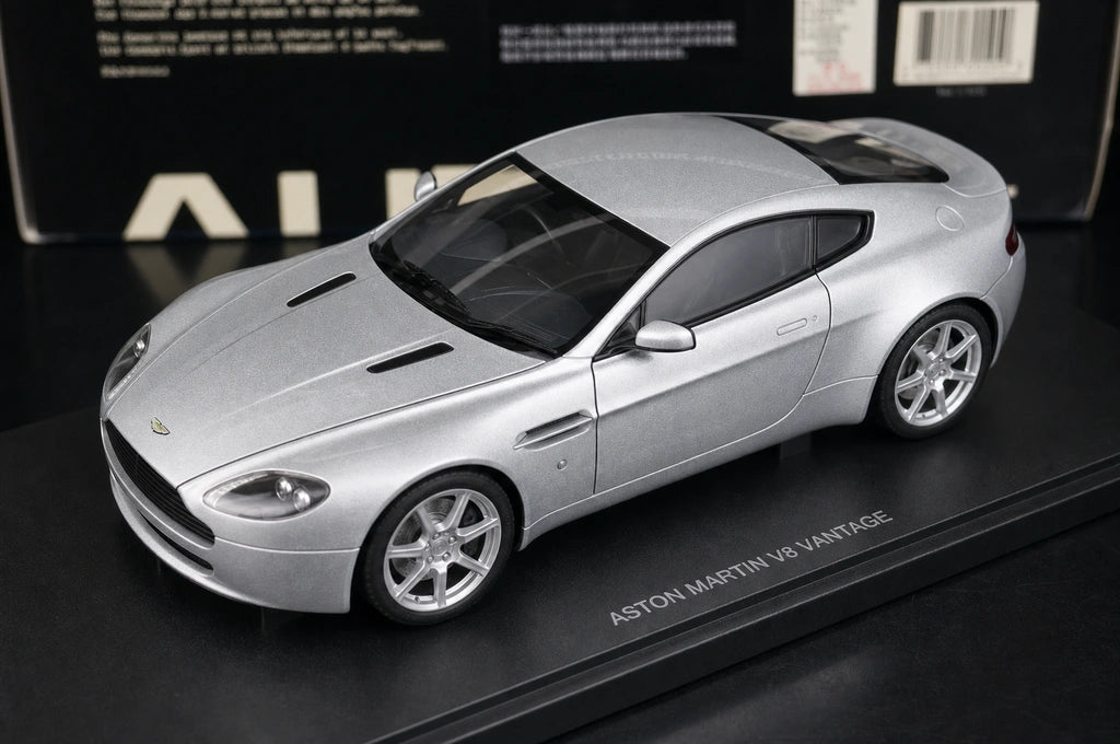 AutoArt Aston Martin 2005 V8 Vantage Silver 1:18 – Collectible Diecast Model Die-Cast