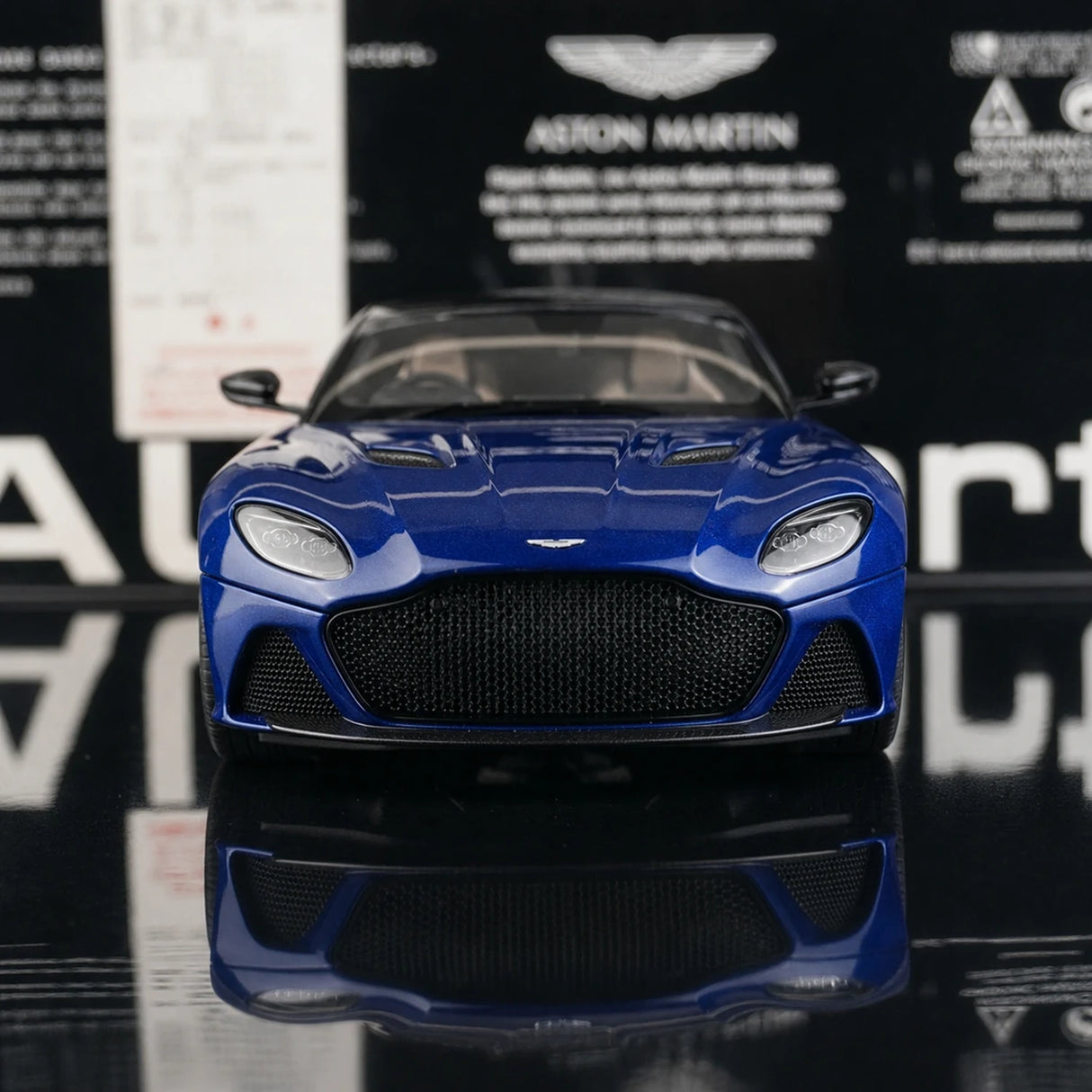 AutoArt Aston Martin 2008 DBS بلو 1:18 – نموذج معدني قابل للجمع من القالب المصبوب