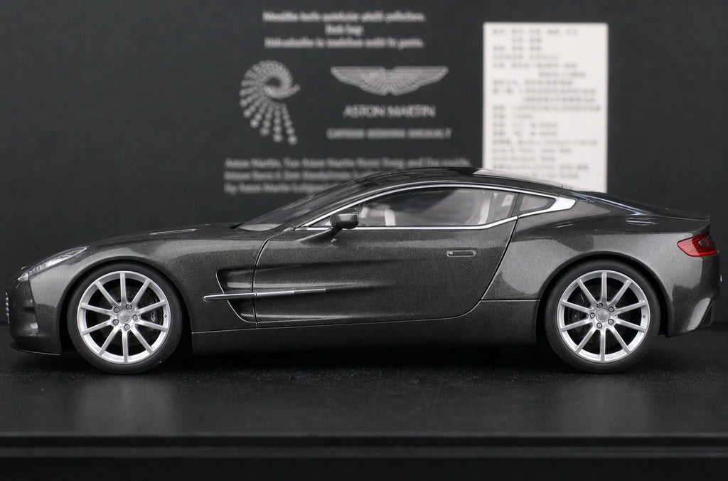 AutoArt Aston Martin 2009 One-77 آيرون جراي 1:18 – نموذج معدني قابل للجمع مصبوب، مصبوب.