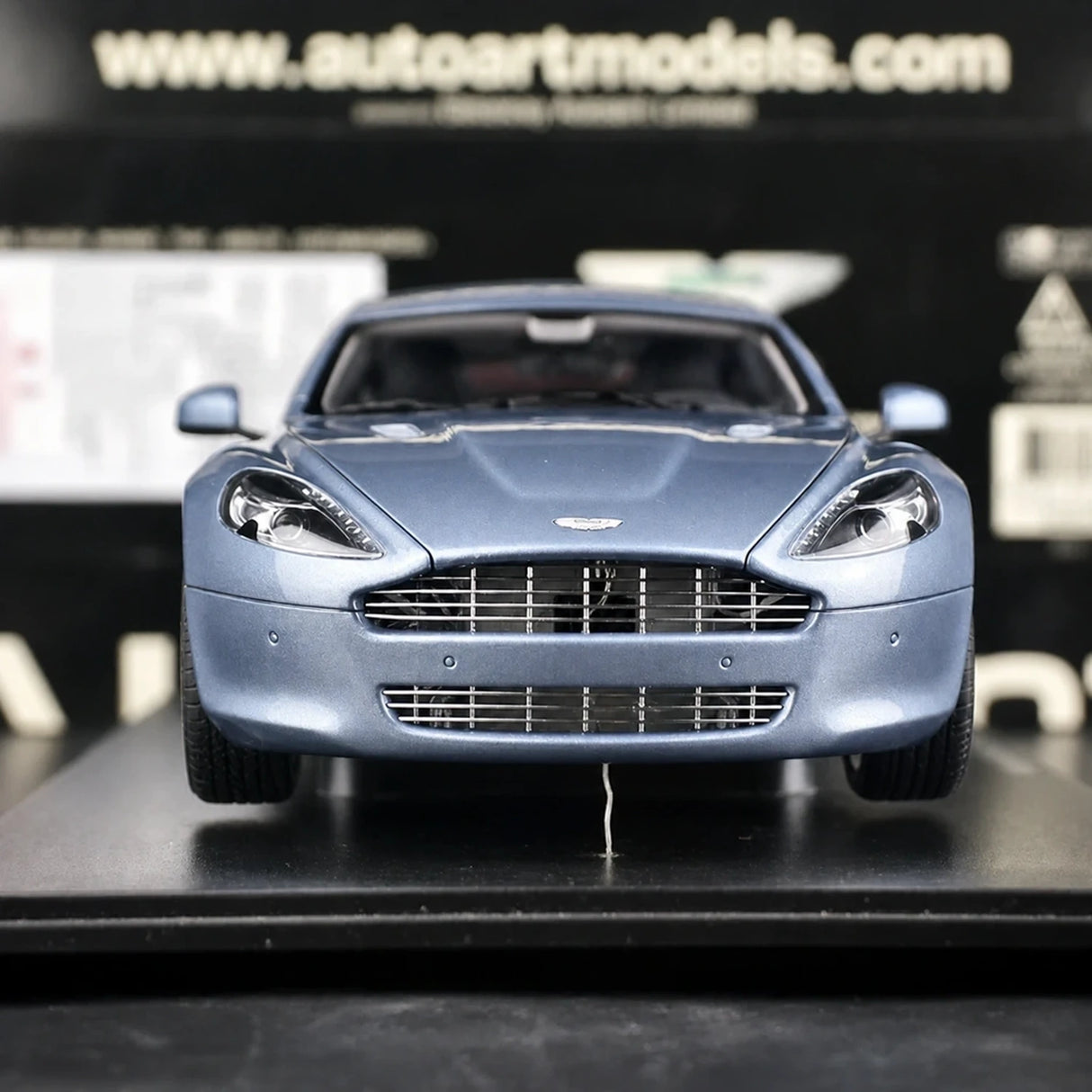 AutoArt Aston Martin 2010 رابيد سيلفر وبلو 1:18 – نموذج معدني قابل للجمع مصبوب، مصبوب.