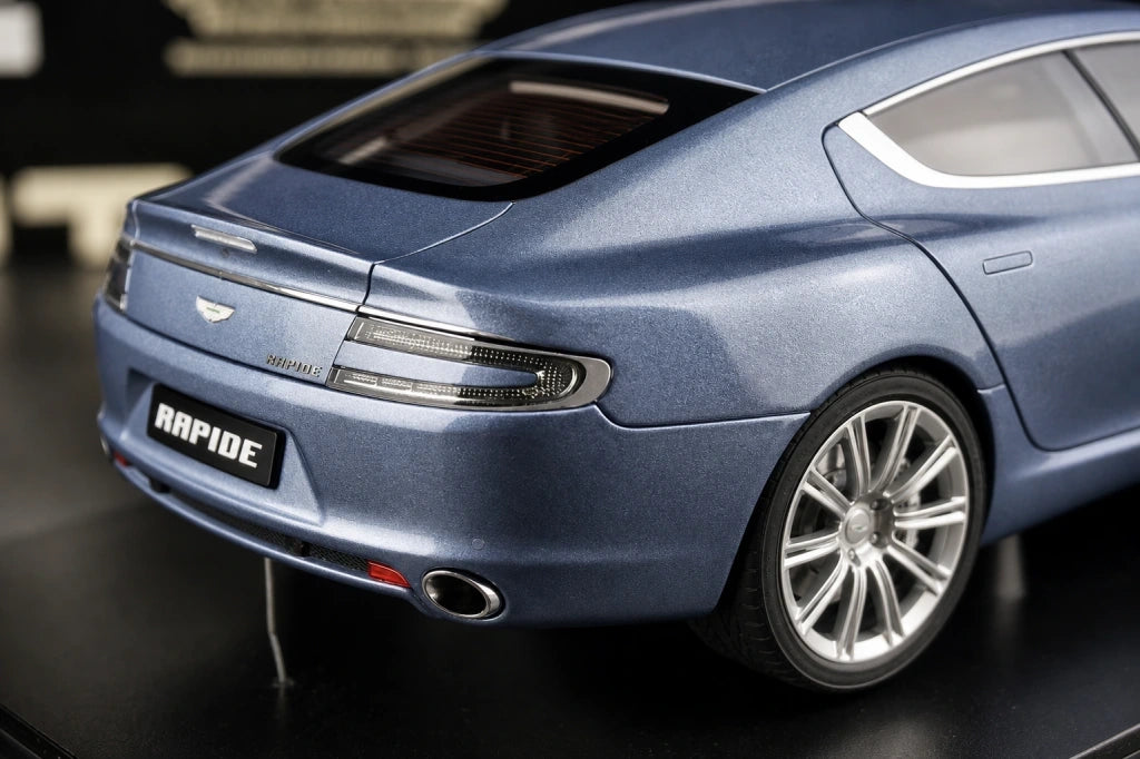 AutoArt Aston Martin 2010 رابيد سيلفر وبلو 1:18 – نموذج معدني قابل للجمع مصبوب، مصبوب.