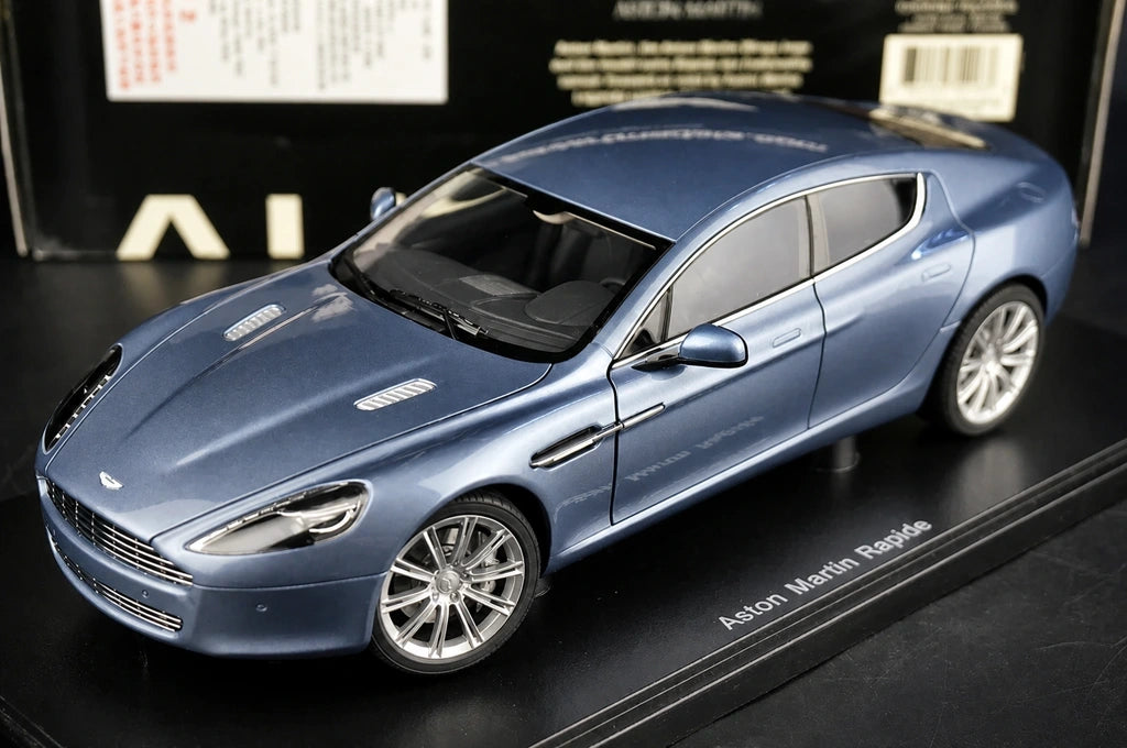 AutoArt Aston Martin 2010 رابيد سيلفر وبلو 1:18 – نموذج معدني قابل للجمع مصبوب، مصبوب.