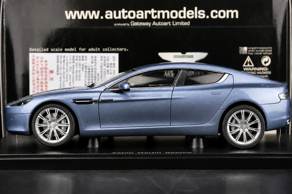 AutoArt Aston Martin 2010 رابيد سيلفر وبلو 1:18 – نموذج معدني قابل للجمع مصبوب، مصبوب.