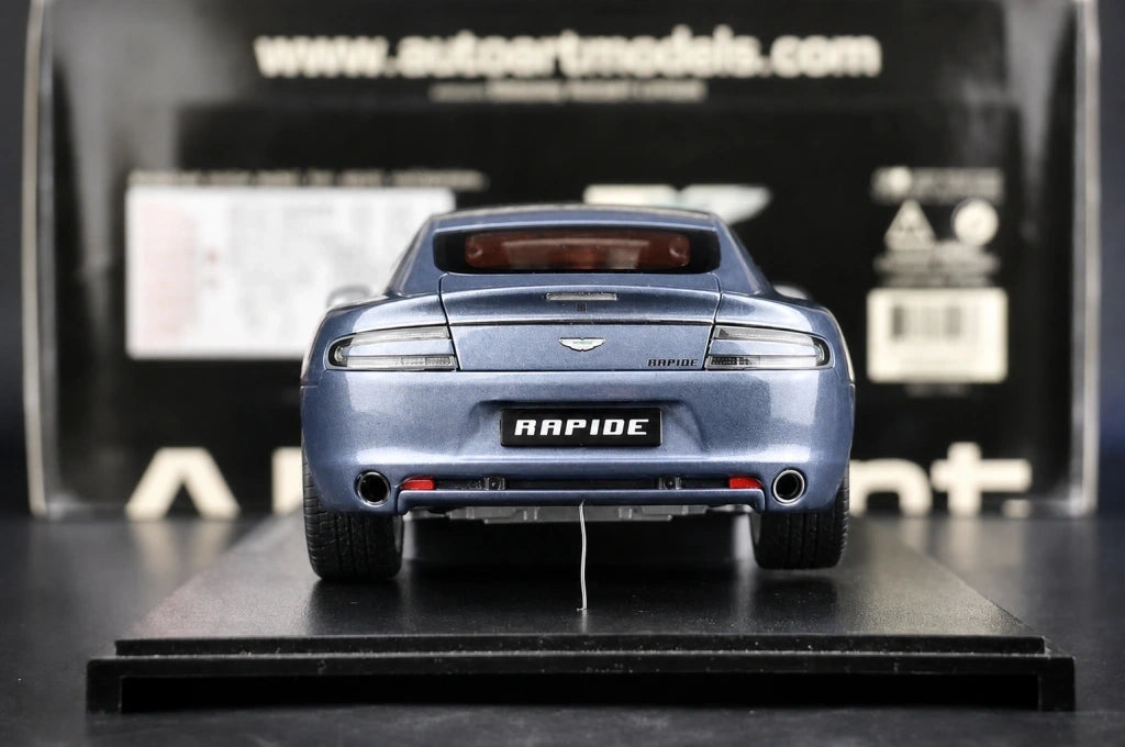 AutoArt Aston Martin 2010 رابيد سيلفر وبلو 1:18 – نموذج معدني قابل للجمع مصبوب، مصبوب.