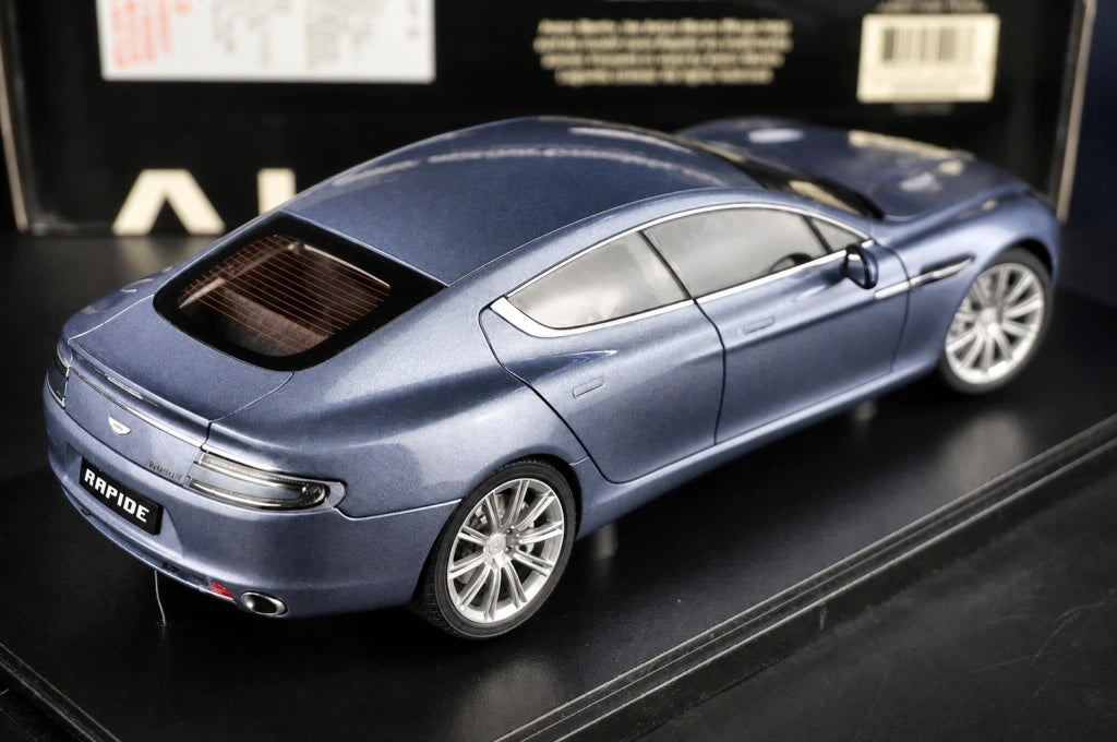 AutoArt Aston Martin 2010 رابيد سيلفر وبلو 1:18 – نموذج معدني قابل للجمع مصبوب، مصبوب.