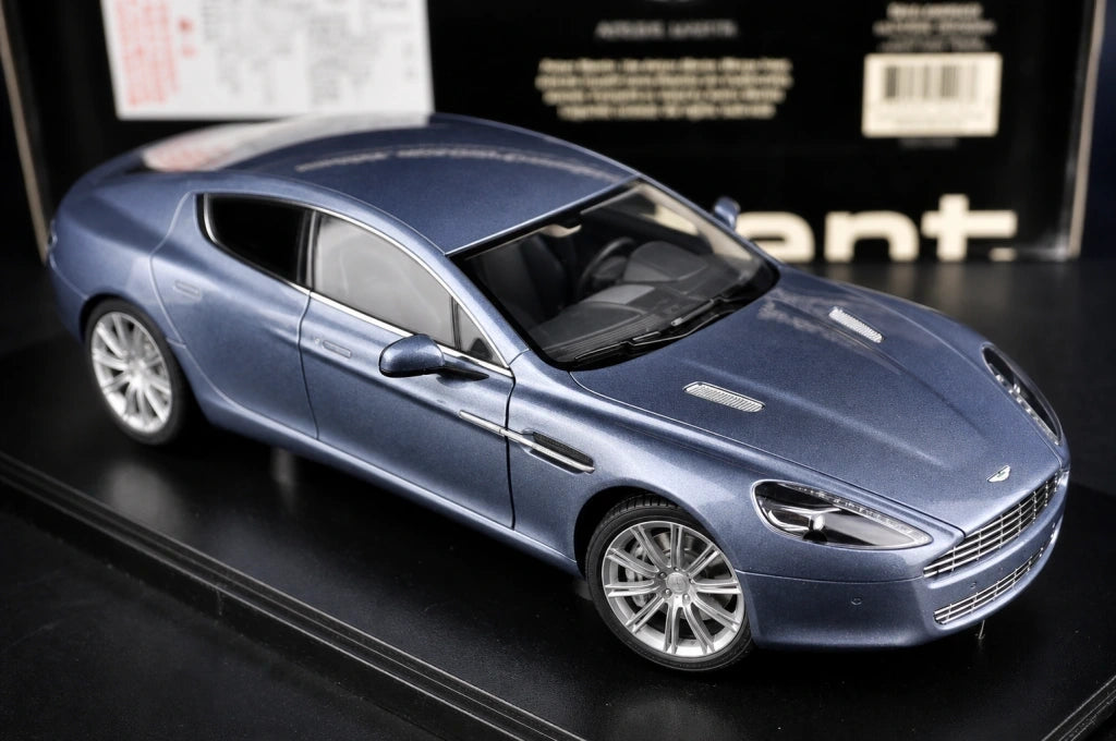 AutoArt Aston Martin 2010 رابيد سيلفر وبلو 1:18 – نموذج معدني قابل للجمع مصبوب، مصبوب.