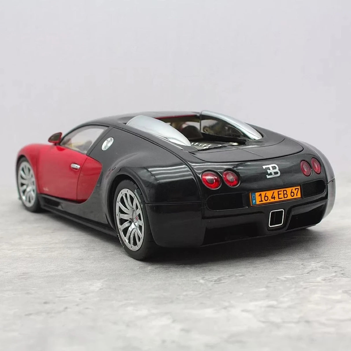 AutoArt Bugatti 2005 Veyron 16.4 Black and Red 1:18 – Collectible Diecast Model Die-Cast