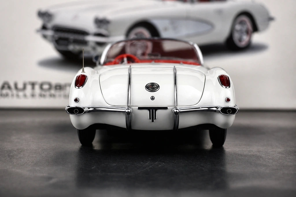 AutoArt شيفروليه 1958 كورفيت C1 وايت 1:18 – نموذج معدني قابل للجمع مصبوب.
