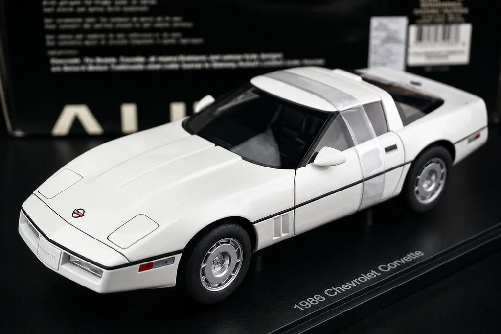 AutoArt شيفروليه 1984 كورفيت C4 وايت 1:18 – نموذج معدني قابل للجمع مصبوب.