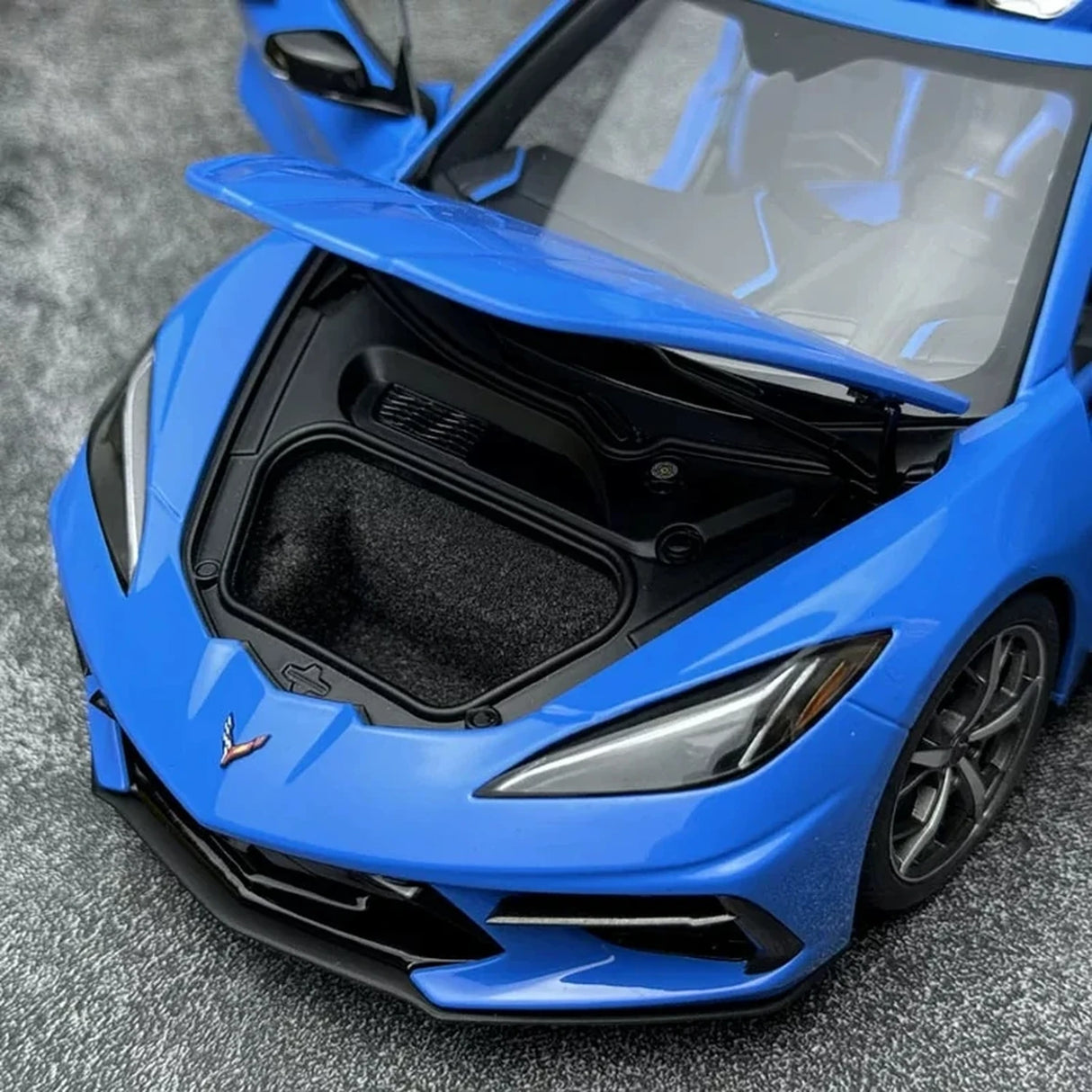 AutoArt شيفروليه 2020 كورفيت C8 ستينغراي Z51 بلو 1:18 – نموذج معدني قابل للجمع مصبوب.