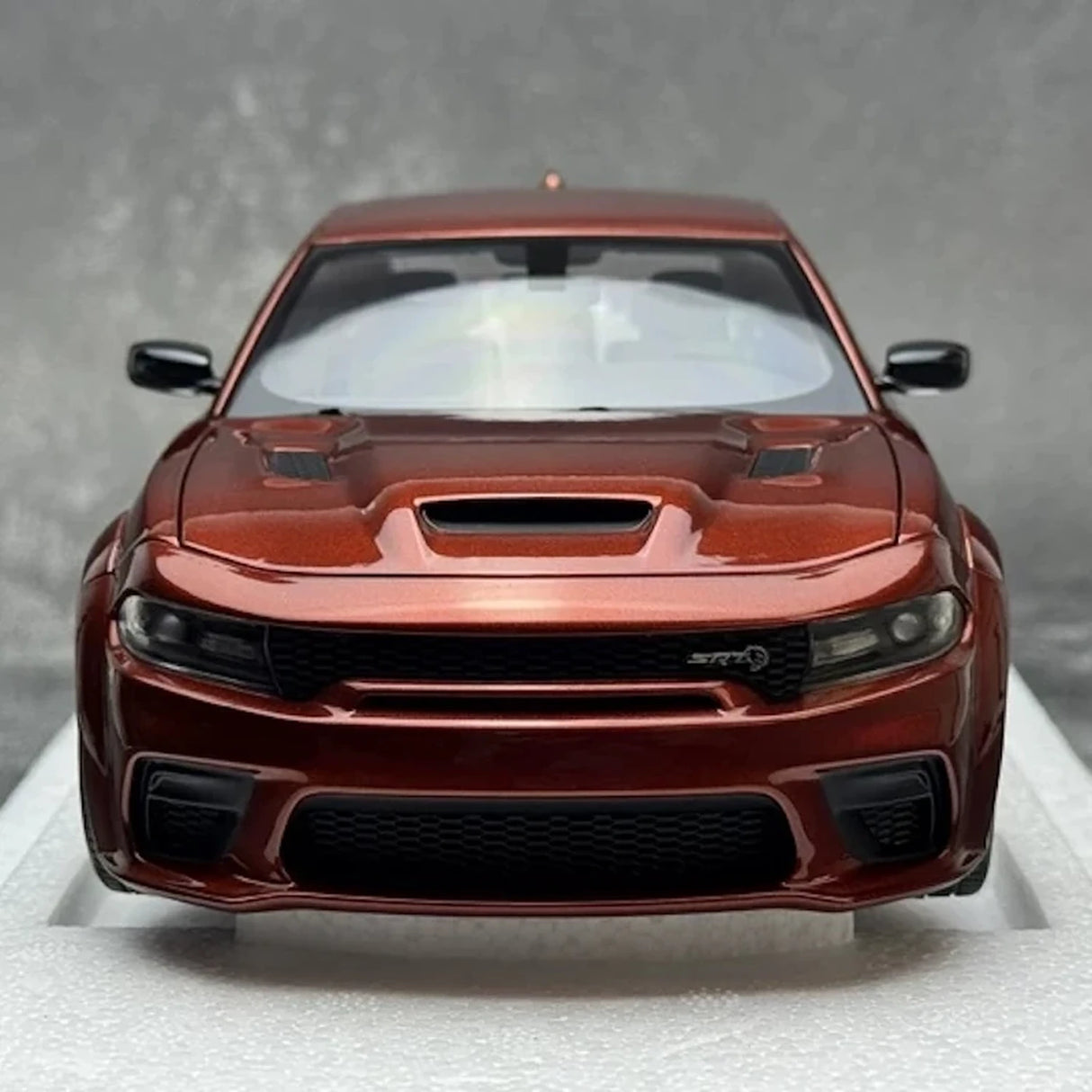 AutoArt Dodge 2020 تشارجر R-T سكات باك عريض الجسم بني 1:18 – نموذج معدني قابل للجمع مصبوب.