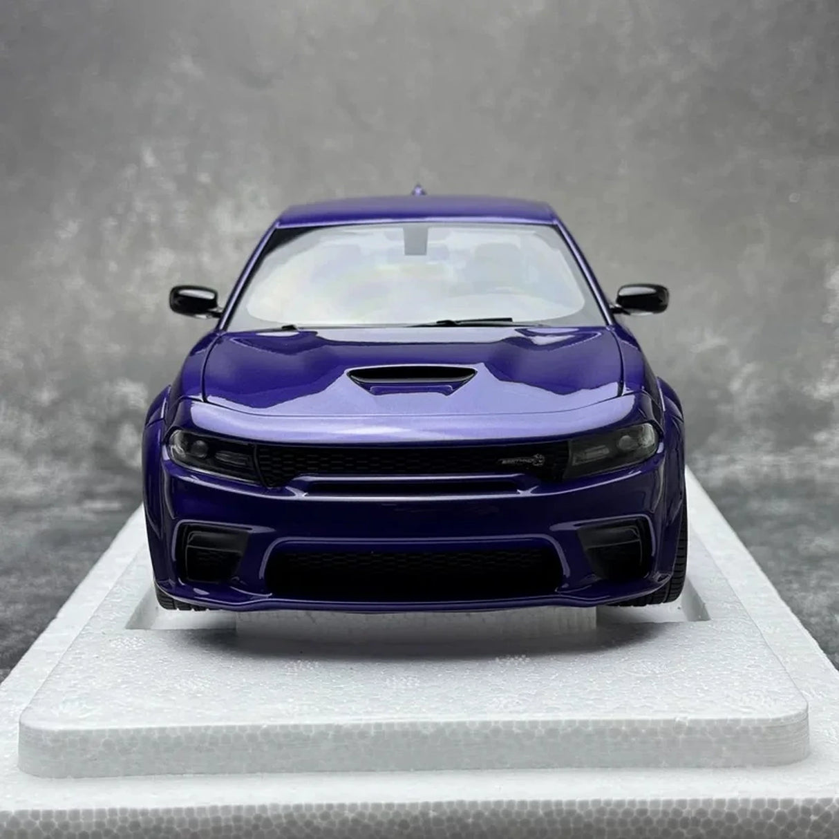 AutoArt Dodge 2020 تشارجر R-T سكات باك عريض الجسم بنفسجي 1:18 – نموذج معدني قابل للجمع مصبوب.