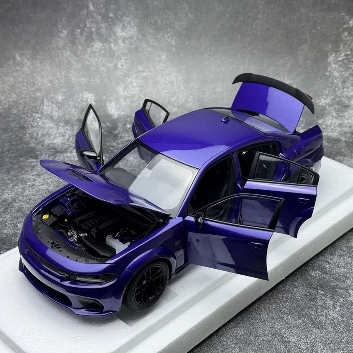 AutoArt Dodge 2020 تشارجر R-T سكات باك عريض الجسم بنفسجي 1:18 – نموذج معدني قابل للجمع مصبوب.