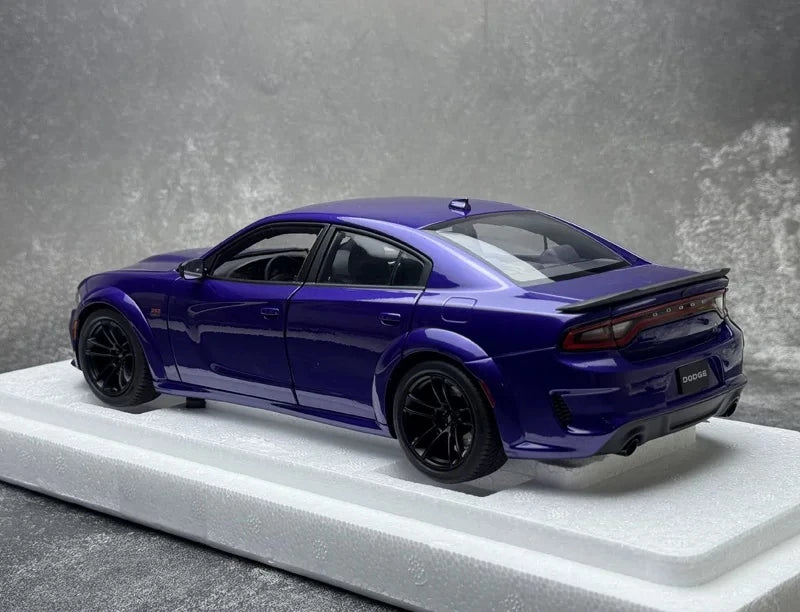 AutoArt Dodge 2020 تشارجر R-T سكات باك عريض الجسم بنفسجي 1:18 – نموذج معدني قابل للجمع مصبوب.