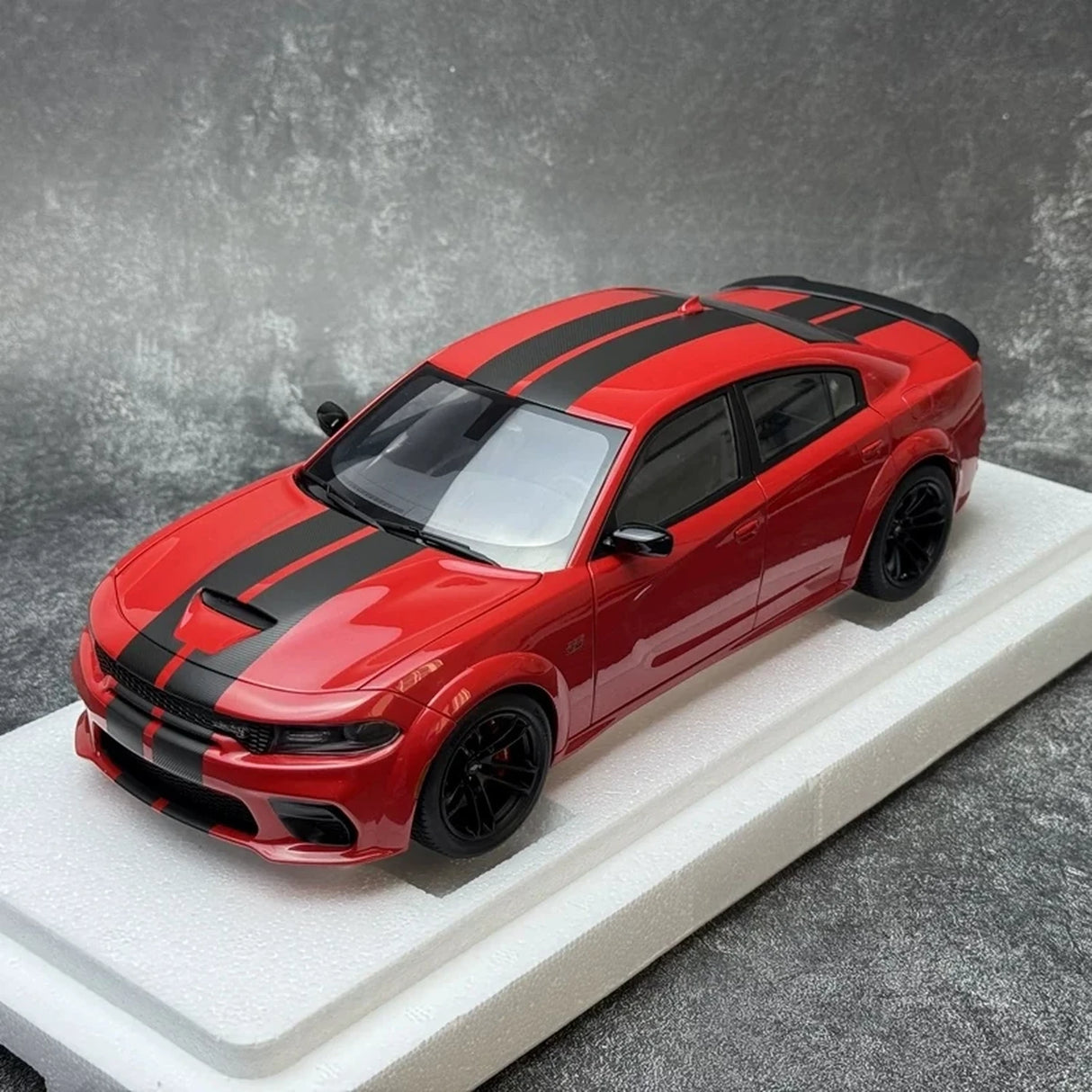 AutoArt Dodge 2020 تشارجر R-T سكات باك بلون أحمر 1:18 عريض الجسم – نموذج معدني قابل للجمع مصبوب.