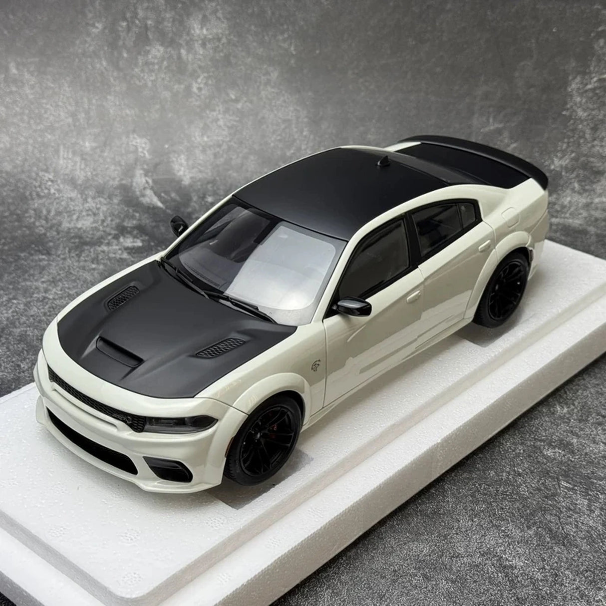 AutoArt Dodge 2020 Charger R-T Scat Pack Widebody White 1:18 – Collectible Diecast Model Die-Cast