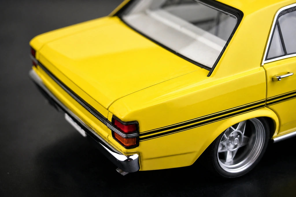 AutoArt فورد 1971 فالكون XY GTHO ستريت ماشين فلوريسنت أصفر 1:18 – نموذج معدني قابل للجمع مصبوب.