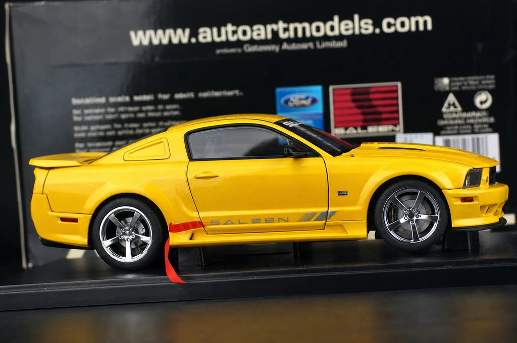 AutoArt فورد 2005 موستانج سالين S281 الأصفر 1:18 – نموذج معدني قابل للجمع مصبوب.