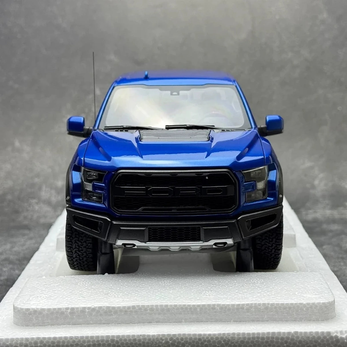 AutoArt فورد 2019 F-150 رابتور سوبركرو بلو 1:18 – نموذج معدني قابل للجمع مصبوب.