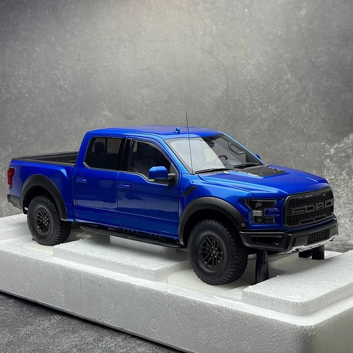 AutoArt فورد 2019 F-150 رابتور سوبركرو بلو 1:18 – نموذج معدني قابل للجمع مصبوب.