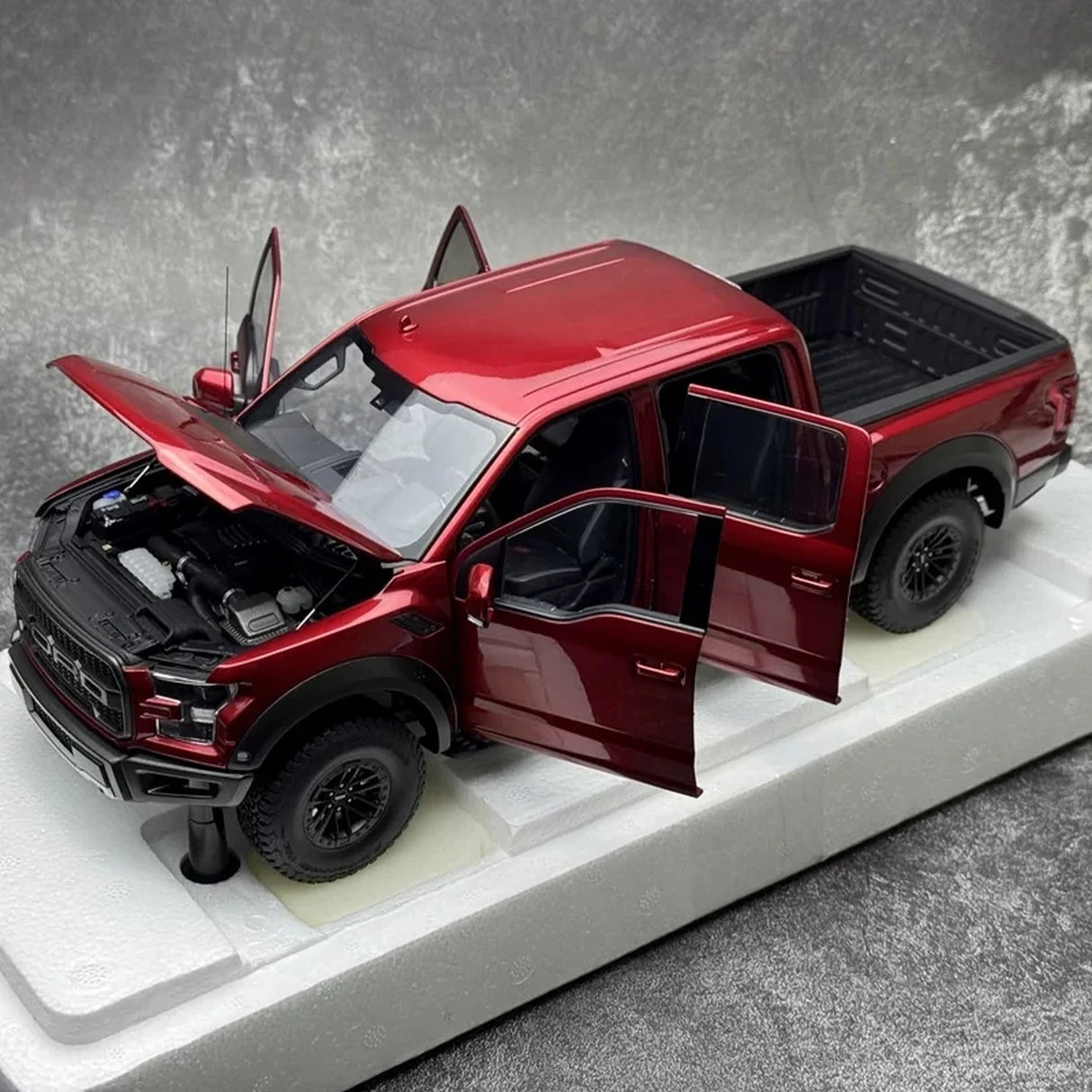 AutoArt فورد 2019 F-150 رابتور سوبركرو ريد 1:18 – نموذج معدني قابل للجمع مصبوب.