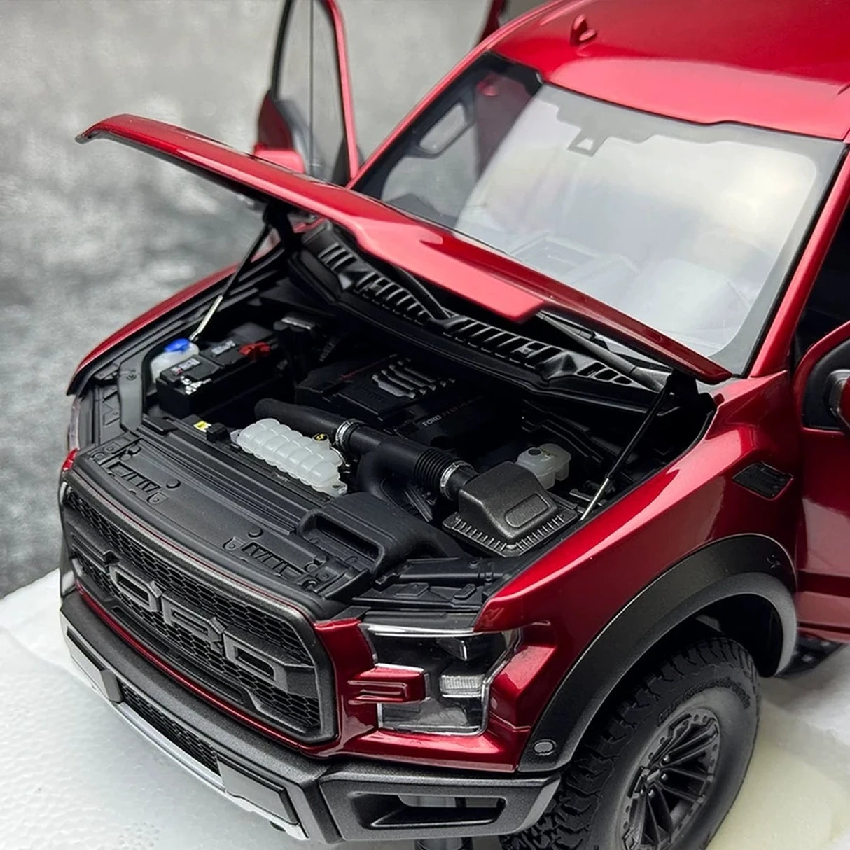 AutoArt فورد 2019 F-150 رابتور سوبركرو ريد 1:18 – نموذج معدني قابل للجمع مصبوب.