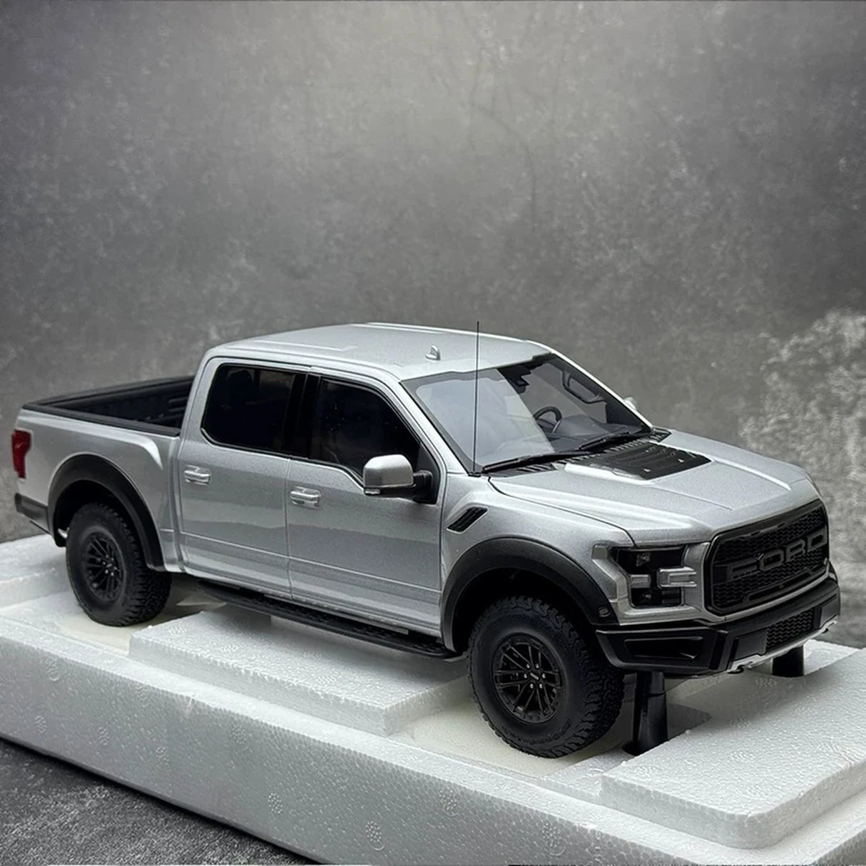 AutoArt فورد 2019 F-150 رابتور سوبر كرو سيلفر 1:18 – نموذج معدني قابل للجمع مصبوب.