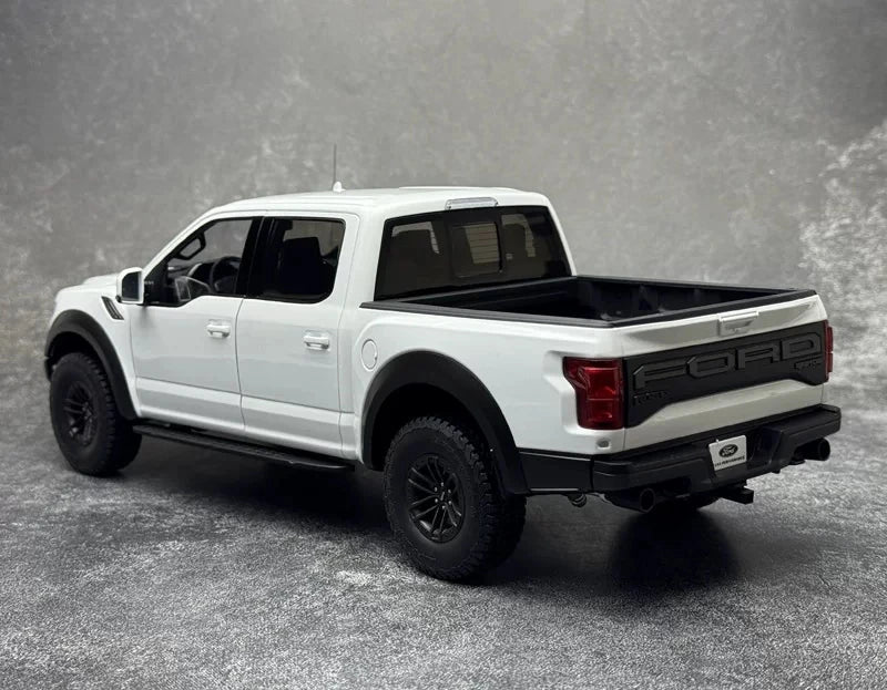 AutoArt فورد 2019 F-150 رابتور سوبركرو 1:18 بيضاء – نموذج معدني قابل للجمع مصبوب.