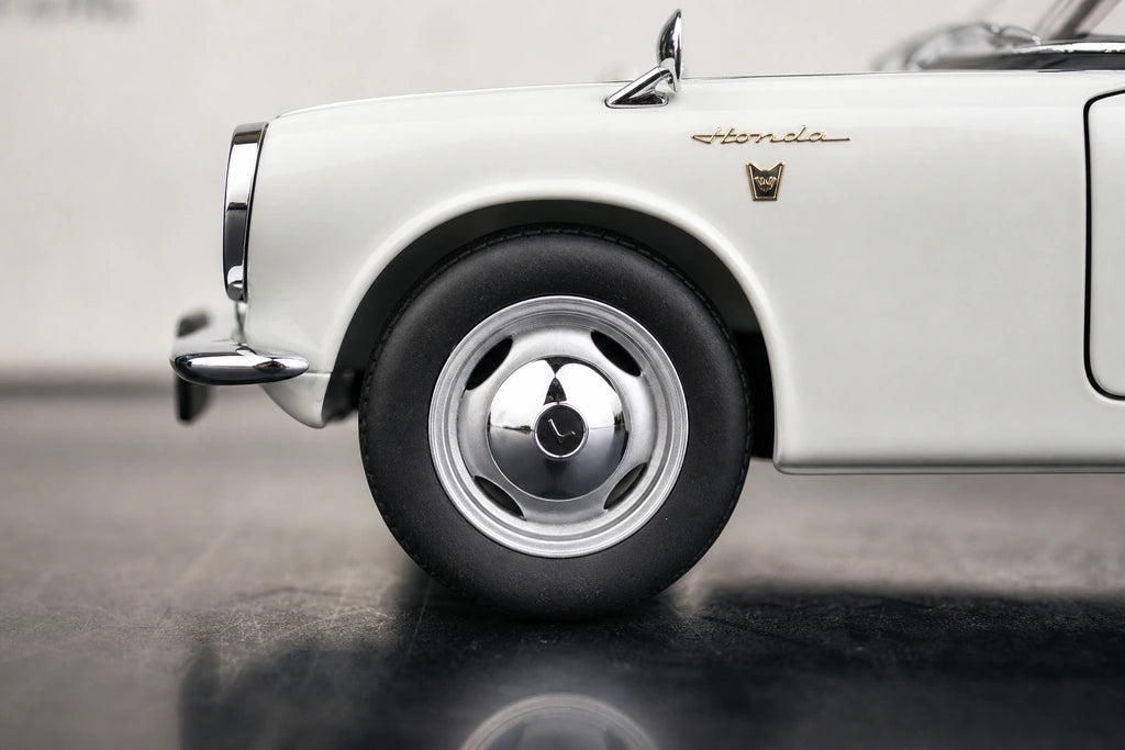 AutoArt Honda 1966 S800 White 1:18 – Collectible Diecast Model Die-Cast