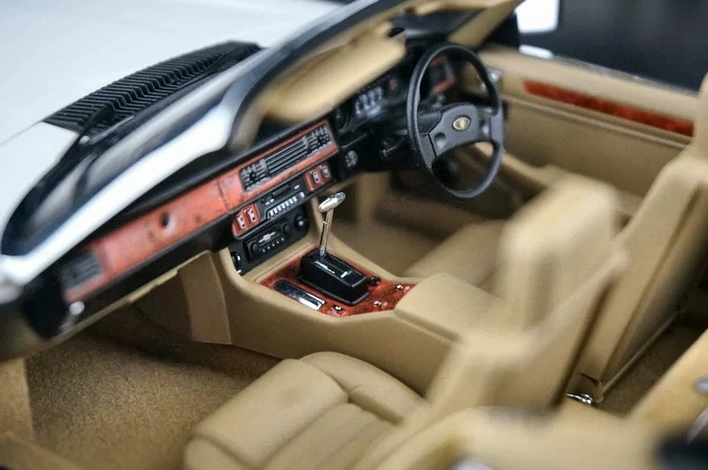 AutoArt Jaguar 1988 XJ-S Convertible vit 1:18 – pressgjuten samlarmodell