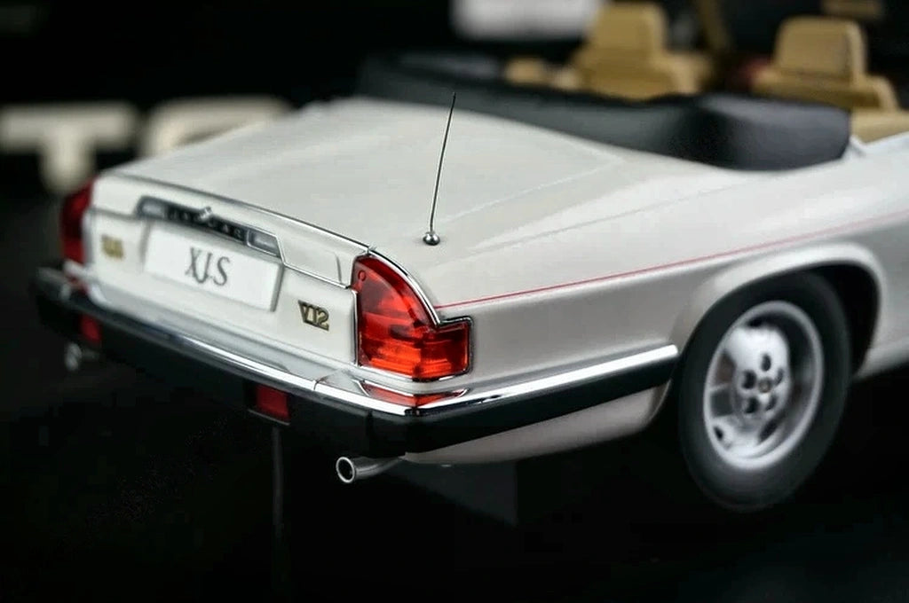 AutoArt Jaguar 1988 XJ-S Convertible vit 1:18 – pressgjuten samlarmodell