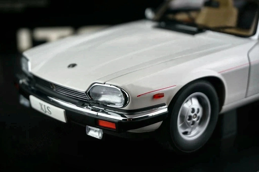 AutoArt Jaguar 1988 XJ-S Convertible vit 1:18 – pressgjuten samlarmodell