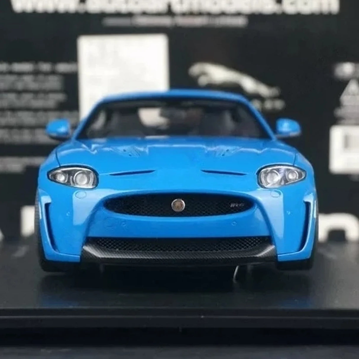 AutoArt Jaguar 2011 XKR-S Blå 1:18 – samlarobjekt i gjutet metallgjutning