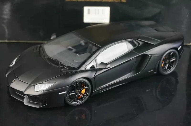 AutoArt Lamborghini 2011 Aventador LP700-4 بلاك 1:18 – نموذج معدني قابل للجمع
